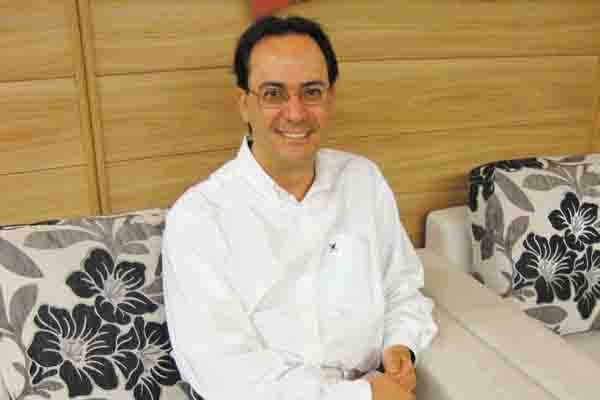 Vamos antecipando um abraço ao nosso amigo, médico oncologista, José Reinaldo de Paula Tasso, que muda de idade nesta próxima terça-feira. Casado com a Paula Eneida, tem os filhos Fernando e Larisa. José Reinaldo é filho do casal Pedrinho Tasso e Maria Lu